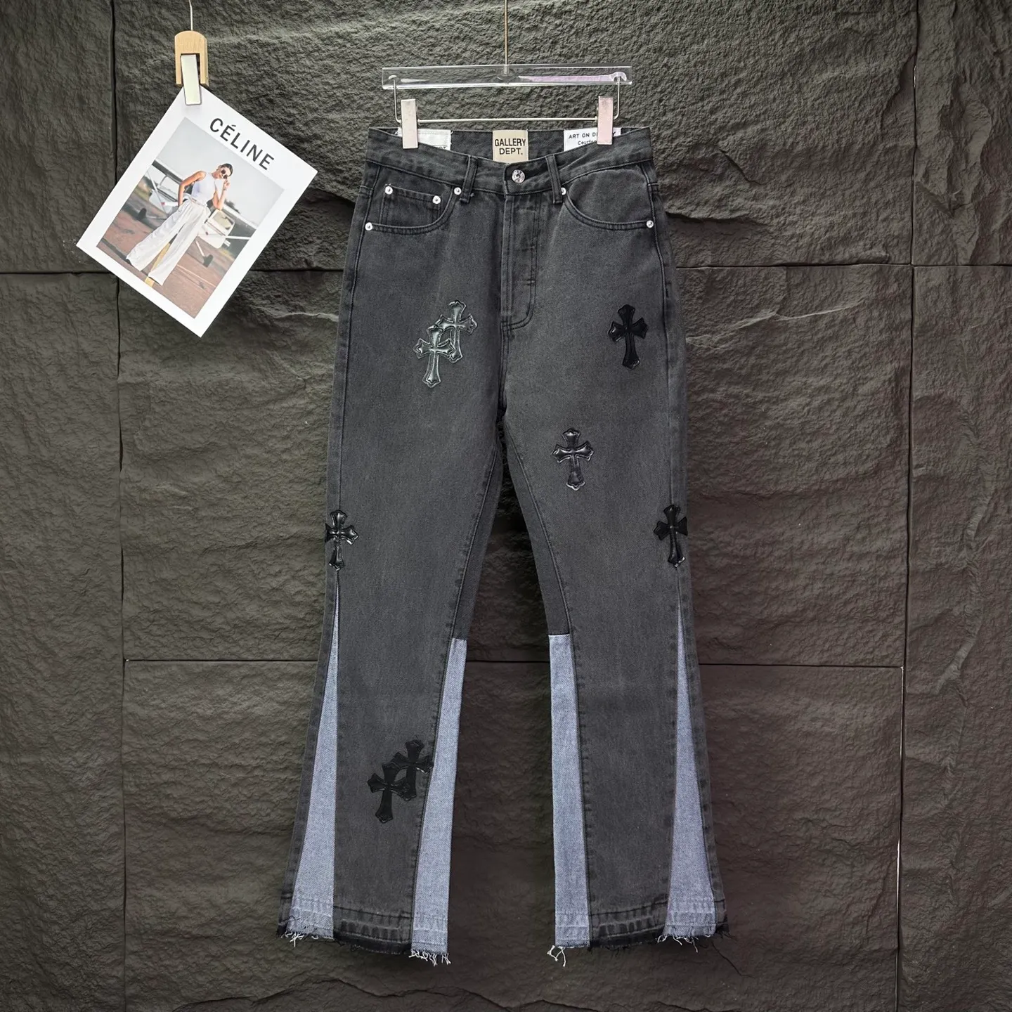 P270 GALLERY DEPT. Co-branded 2025 new black cross-leather stitching couple's style loose washed flared jeans 🔥High version🔥High version🔥 Top ceiling quality Styles with different washed textures are very friendly to people with thin legs and thick legs. The slightly flared version is very flattering to the leg shape. Moderate length that never goes out of style, easy and casual to match, basic styling for various styles, a must-have in the wardrobe! The fabric is stiff but also makes the upper body soft without losing texture. The washing process is even more perfect. It is a must-have item for everyone! ! ! Washed wheat, tag, pants label, three complete labels Color: washed black, washed blue Size: 28, 30, 32, 34 (four sizes)